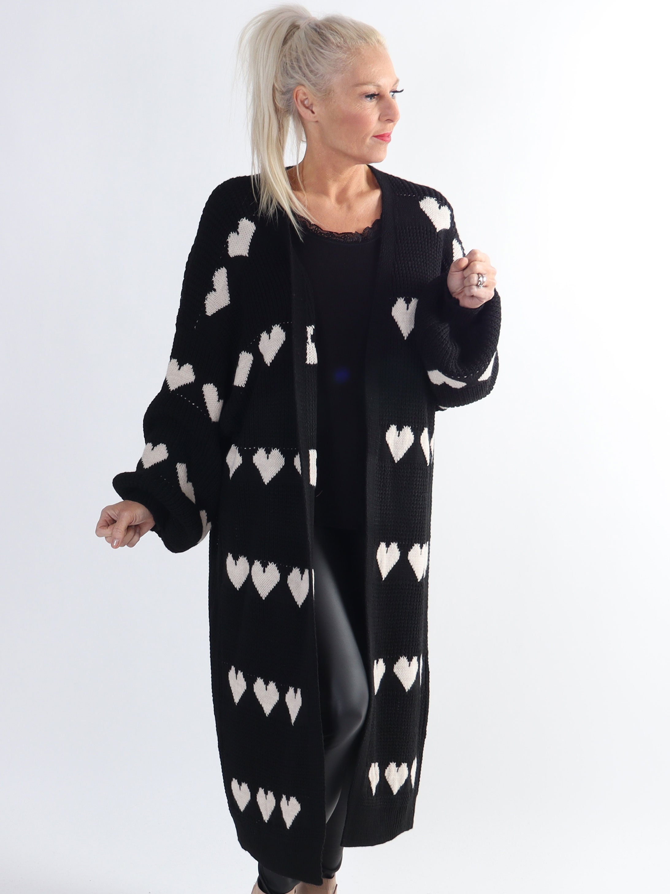 Grace - Stickad kofta med hjärtan och ballongärmar i plus size-modell